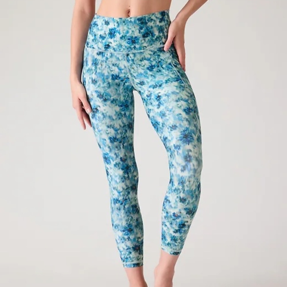 LIKE NEW Athleta Salutation Stash 7/8 Leggings in Opaline Floral Blue, M